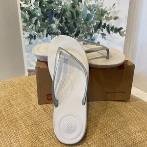 Fit Flop iQushion Ergonomic Flip Flops Silver Size 9, NWT